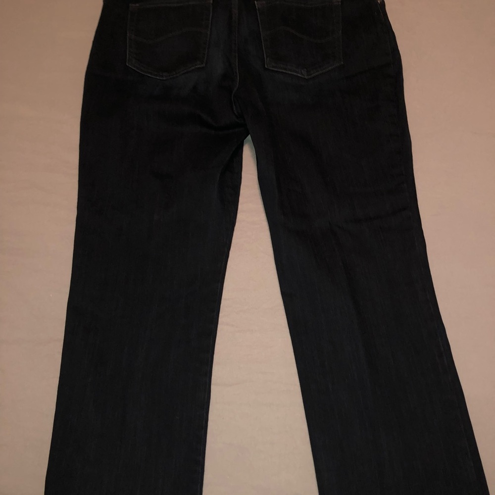 Dark denim Women’s Lee Relaxed Fit Straight Leg Jeans NWOT Very nice